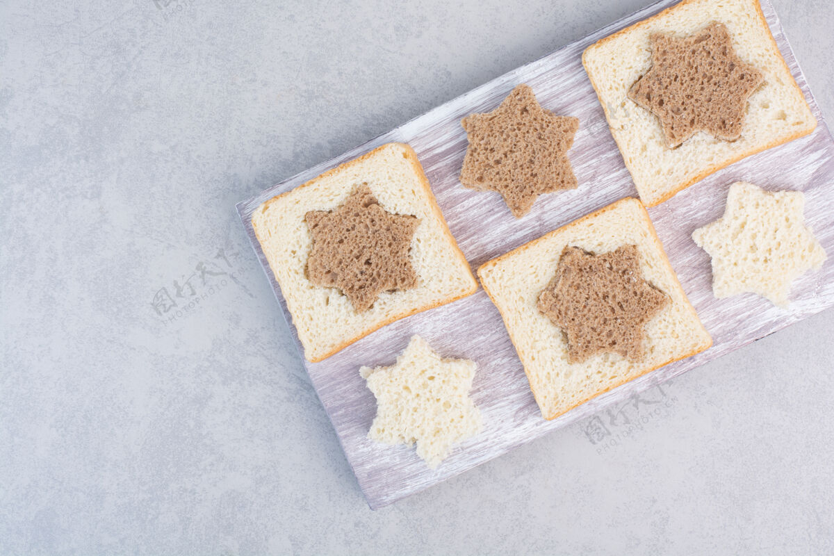 星星木盘上星形和方形的黑白面包片营养形状面包