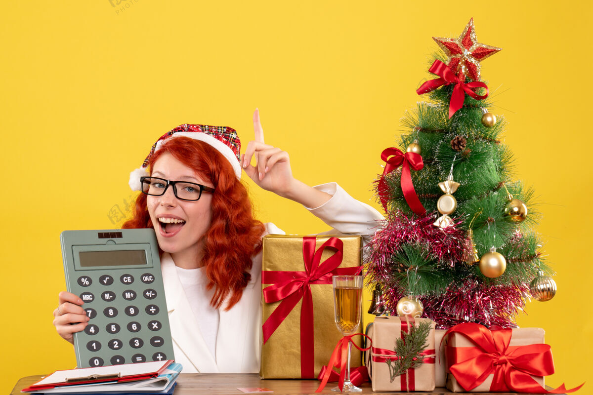 人前视图女医生手持计算器美丽颜色圣诞节
