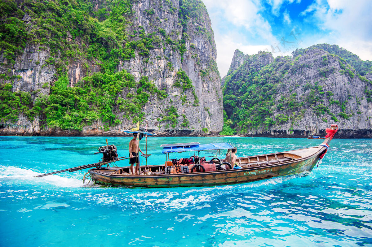 岛屿皮皮岛玛雅湾的长船和游客2016年12月1日在泰国克拉比拍摄的照片清晰泰国风景