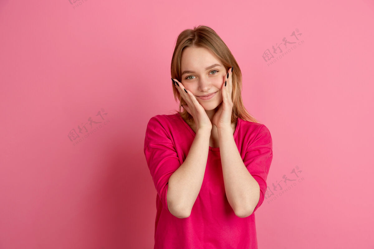女性微笑可爱 快乐粉红工作室的白人年轻女子肖像行政面部工作