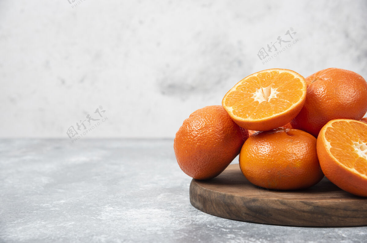 甜点石桌上摆满了橙汁水果的木板美味热带异国情调