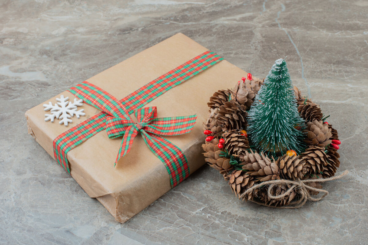 花环圣诞礼盒 松树和大理石花圈装饰品玩具圣诞节