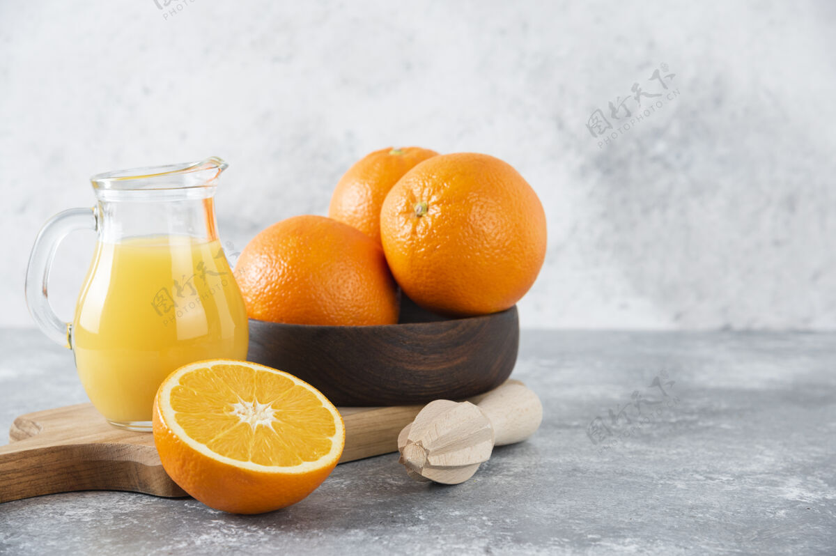 有机一碗新鲜的橙子和一杯果汁食物橙子维生素c