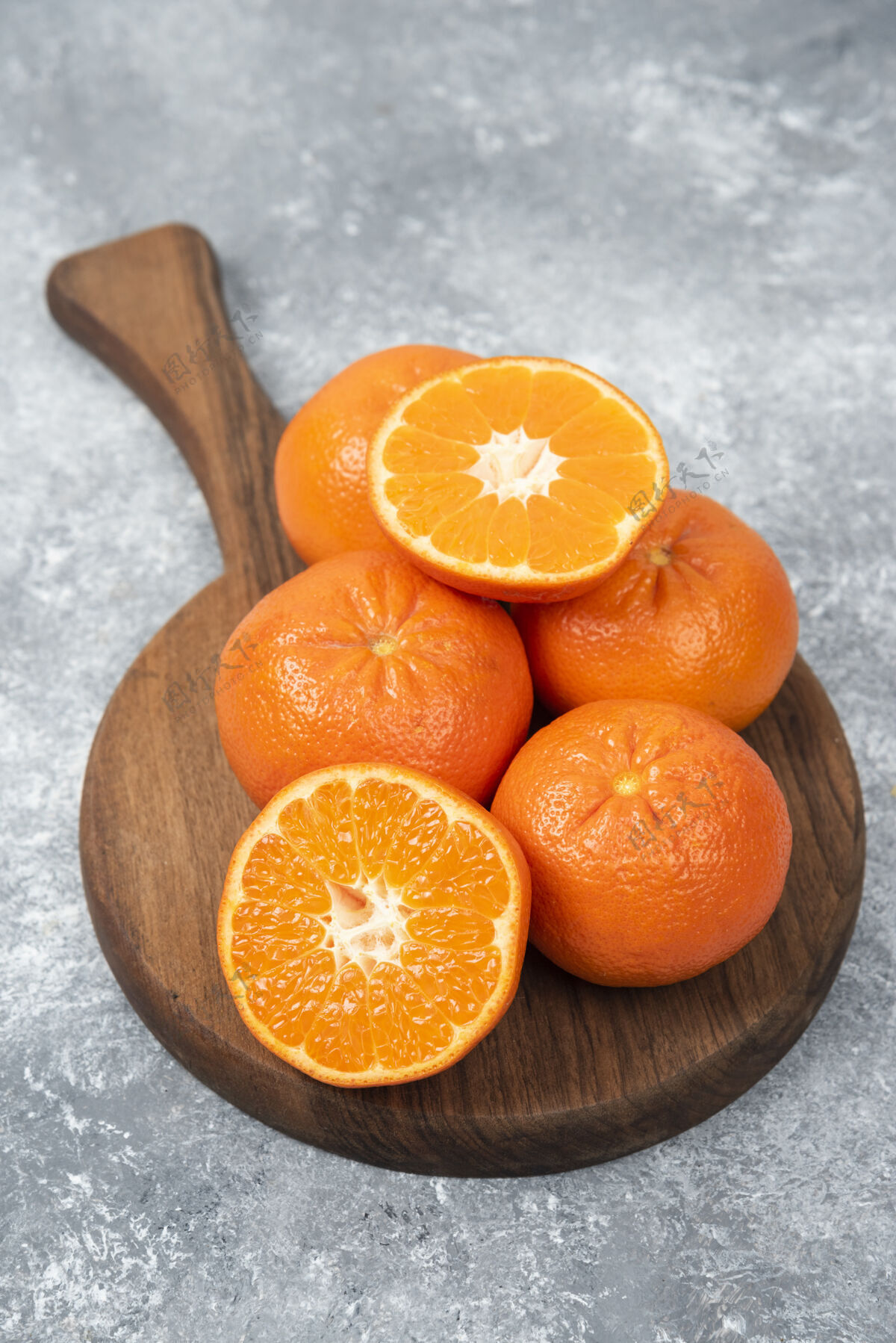 热带石桌上摆满了橙子汁的木板成熟美味圆形