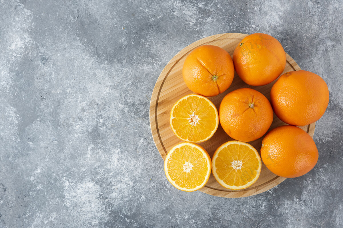 提神石桌上放满了橙子汁的木板维生素c柑橘新鲜