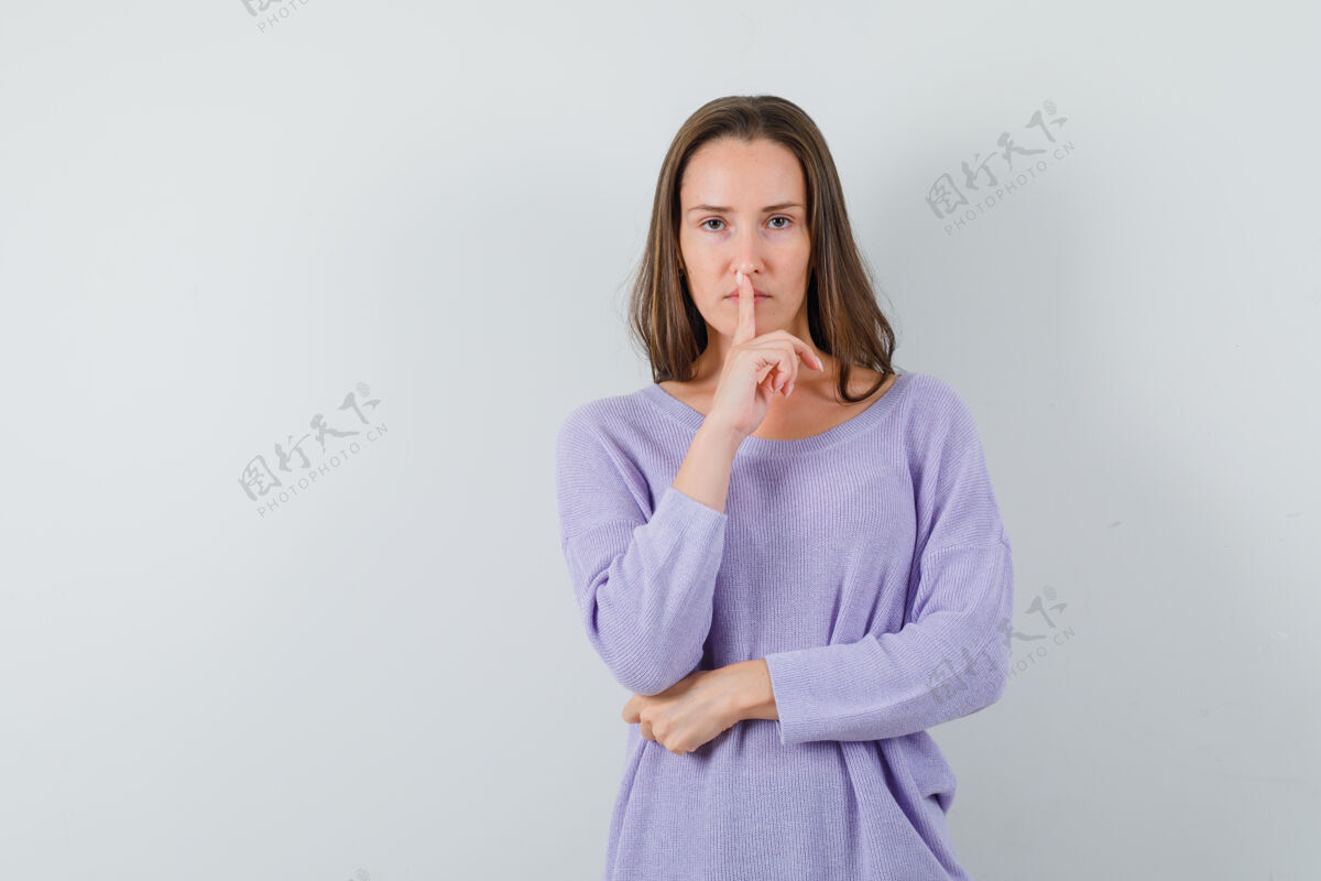 美容穿着休闲衬衫的年轻女士表现出沉默的姿态 看上去很小心前视图秀女性沉默