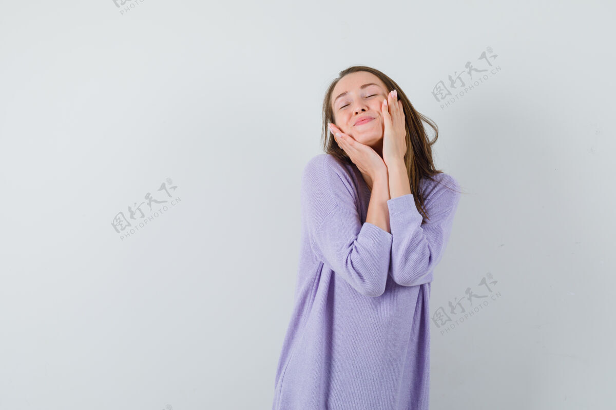 皮肤一个年轻的女人 手放在脸上 闭上眼睛 穿着淡紫色的衬衫 看起来很放松前视图文本空间女性手关闭