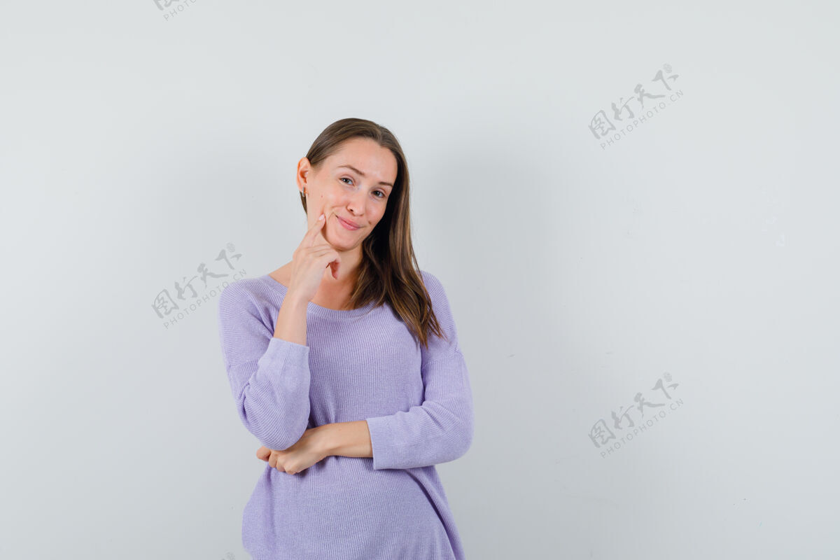 化妆年轻女性穿着淡紫色上衣 看起来很可爱前视图文本空间女性亚洲漂亮