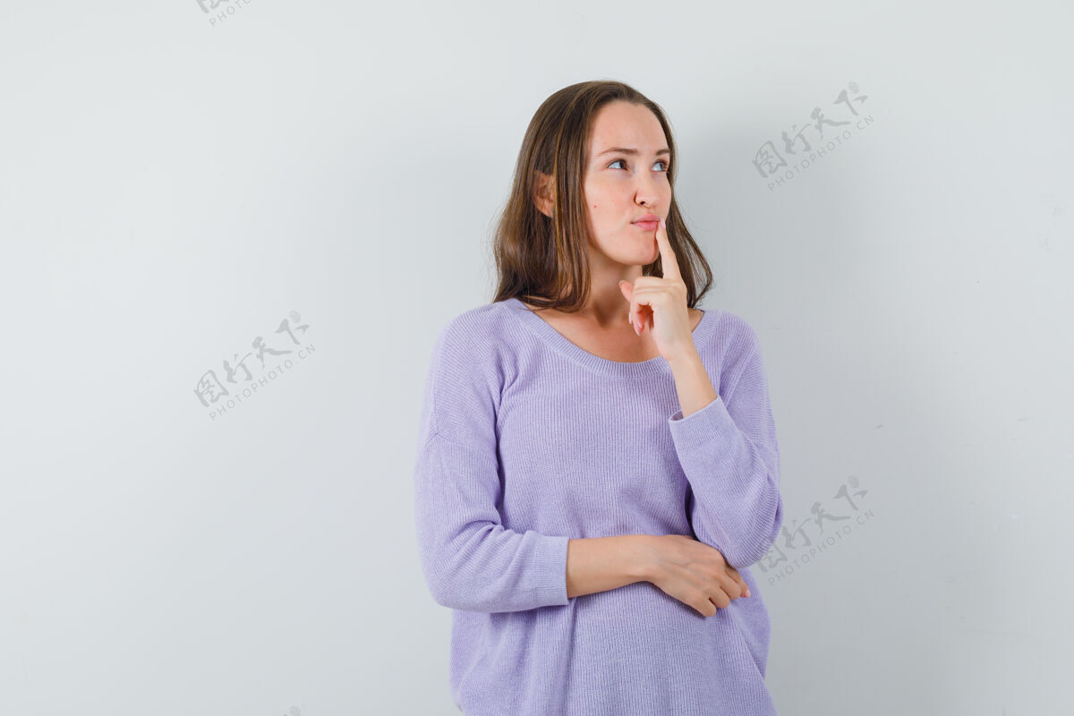 皮肤穿着休闲衬衫的年轻女士用手指托着下巴 神情沉思手指皮肤护理下巴