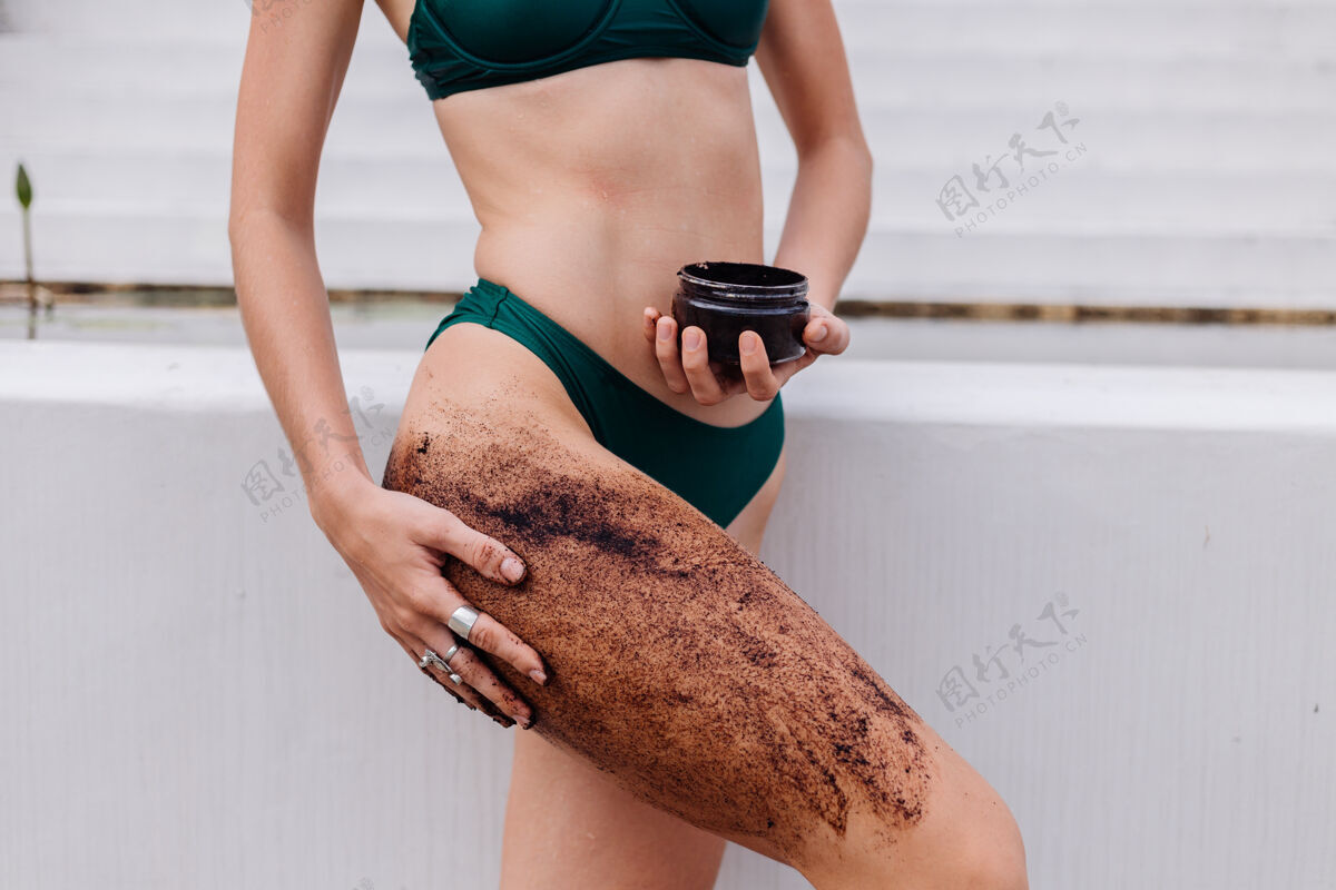 平滑用咖啡擦洗身体的女人的户外照片皮肤护理擦洗咖啡