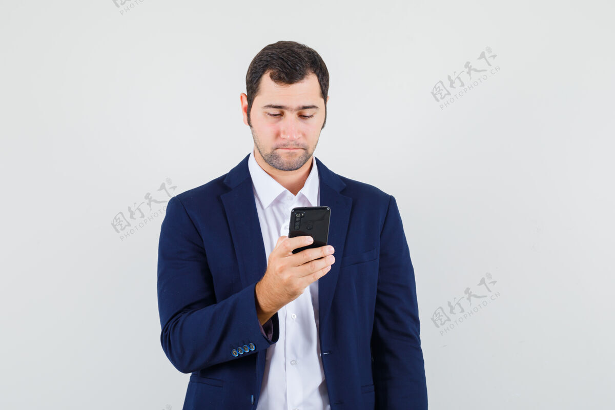男穿衬衫用手机的年轻男子夹克头发电话
