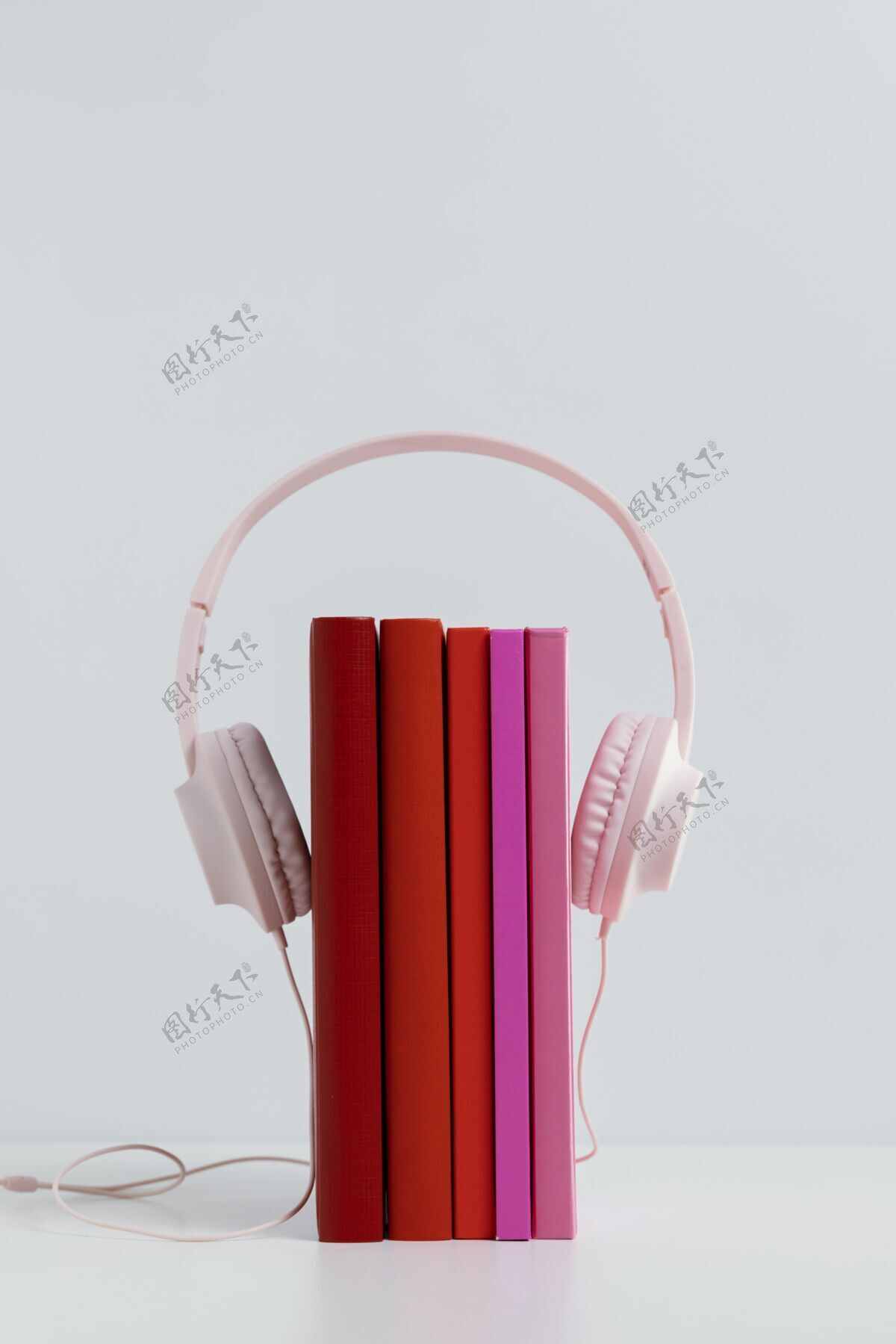 信息带粉色耳机的彩色书籍知识分类文献