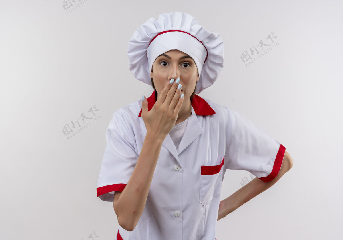 女孩身着厨师制服的年轻白人厨师女孩惊讶地把手放在白色的嘴巴上 留有复印空间厨师嘴制服