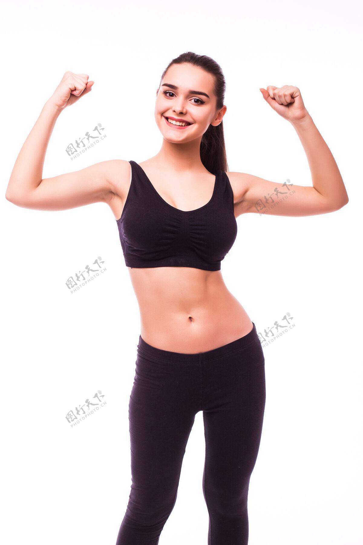 健身运动与完美的身体显示肱二头肌 健身女孩工作室拍摄白色背景的年轻女子运动女性肌肉
