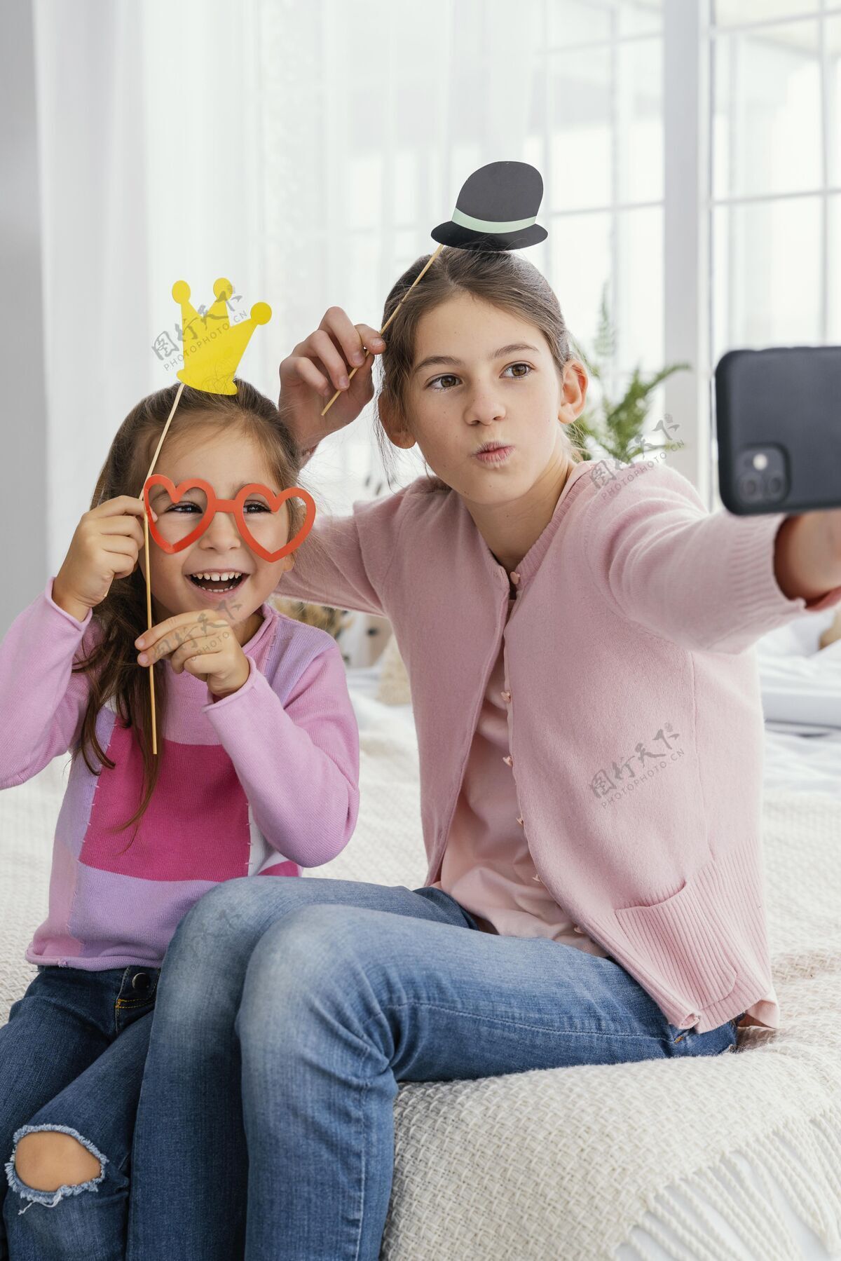 皇冠两姐妹在家自拍手机眼镜孩子