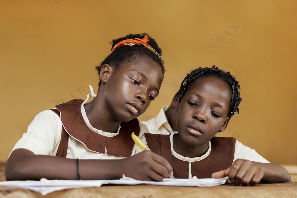 学校一群非洲孩子一起学习教育小学学习