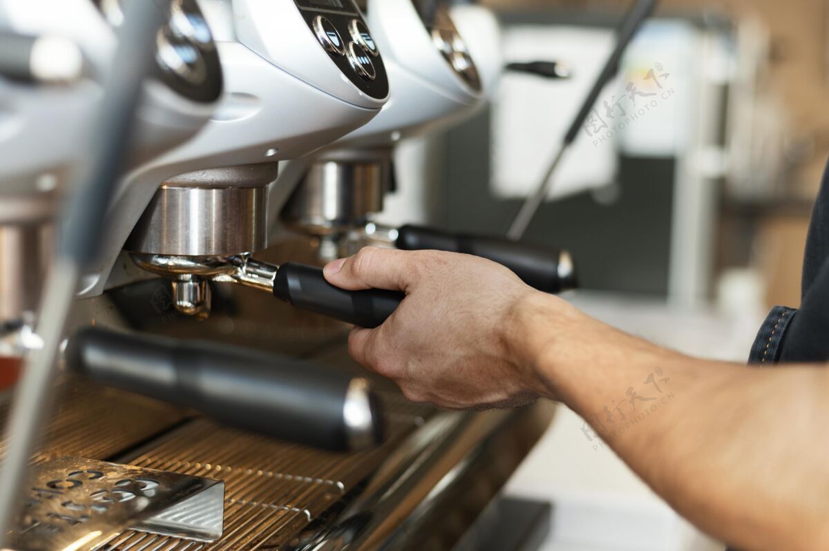 工作特写咖啡师使用咖啡机员工咖啡师美味