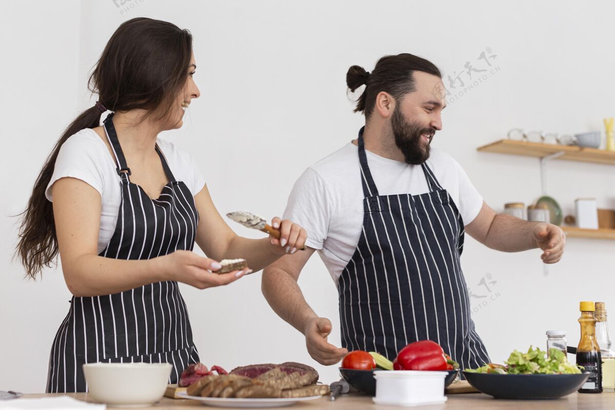 乐趣中枪男女烹饪美味会议女人