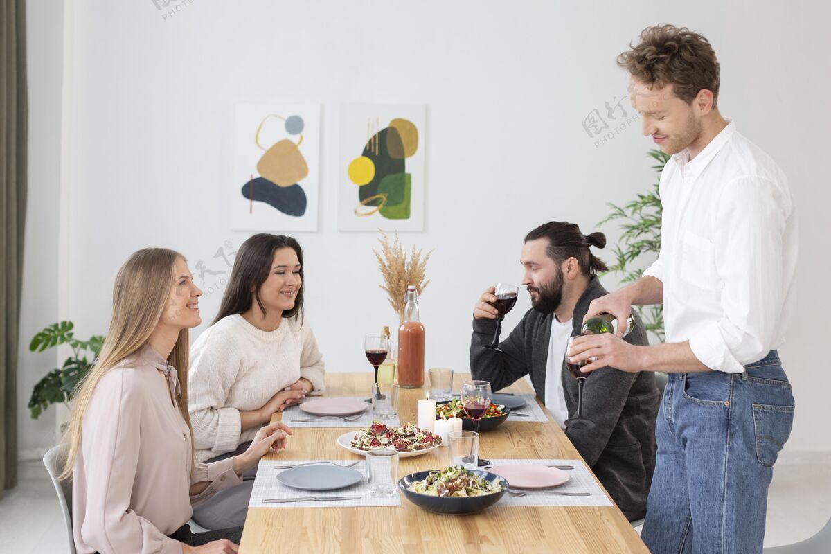 吃饭坐在桌边的中弹人食物女人乐趣