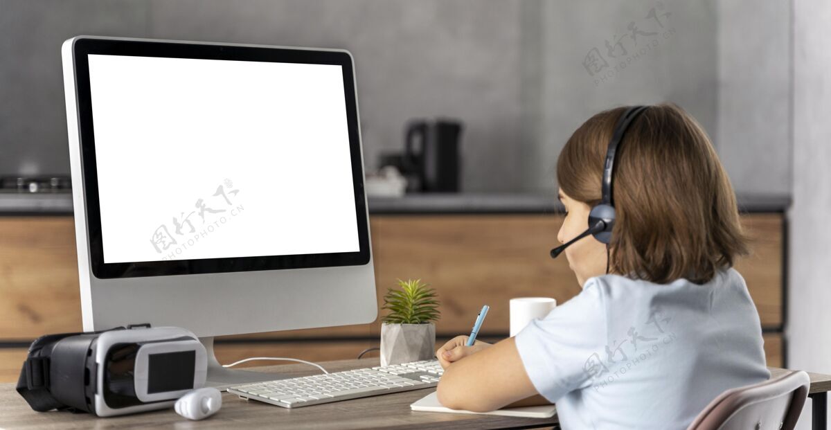 虚拟现实耳机带耳机的女孩在线学习技术笔记本电脑耳机