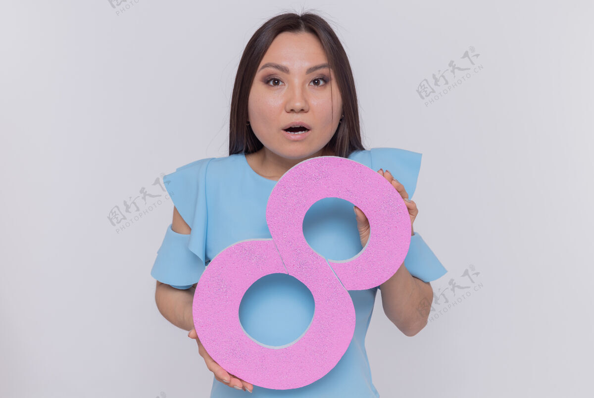 天快乐又惊讶的亚洲女人拿着8号硬纸板做的相机看着女人惊喜站
