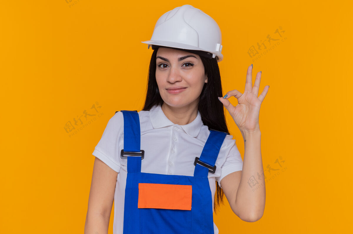 好穿着施工制服和安全帽的年轻建筑工人制服女人建筑工人