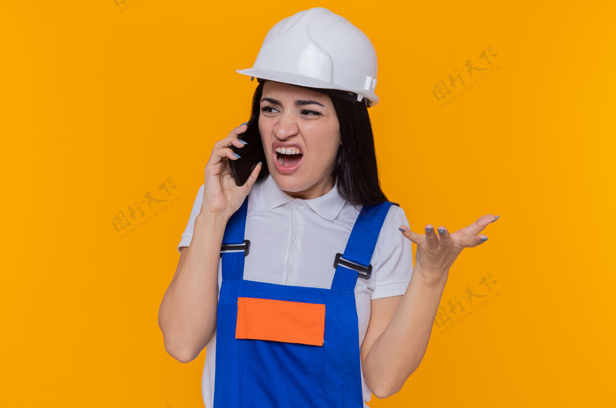站着穿着建筑制服的年轻女建筑工人建筑表情女人