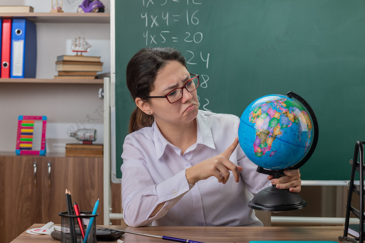 教室戴着眼镜拿着地球仪的年轻女老师黑板课阴谋