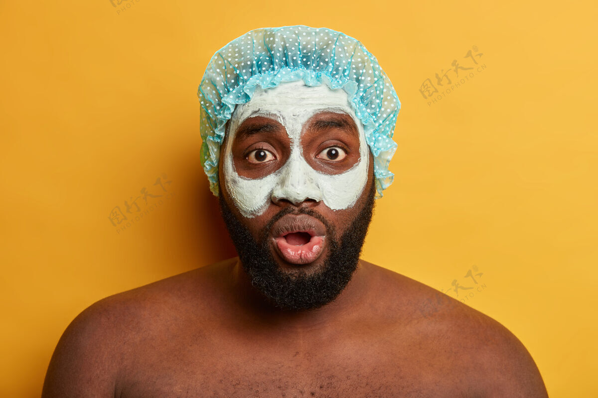 昏迷美国黑人戴着泥面具 表达积极情绪Omg面部有机