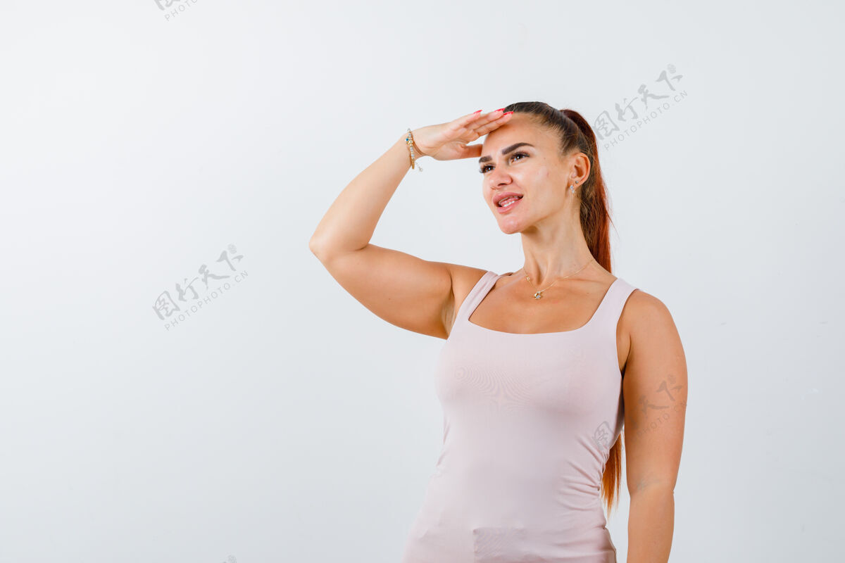 成人身穿白色背心的年轻女性手拉着手 头上看得清清楚楚 面容姣好新鲜健康清晰