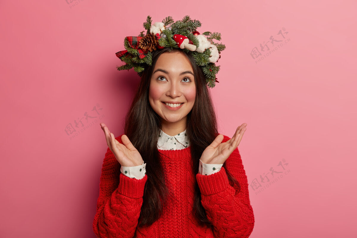 温柔头上戴着圣诞花环的年轻漂亮女人个人头云杉