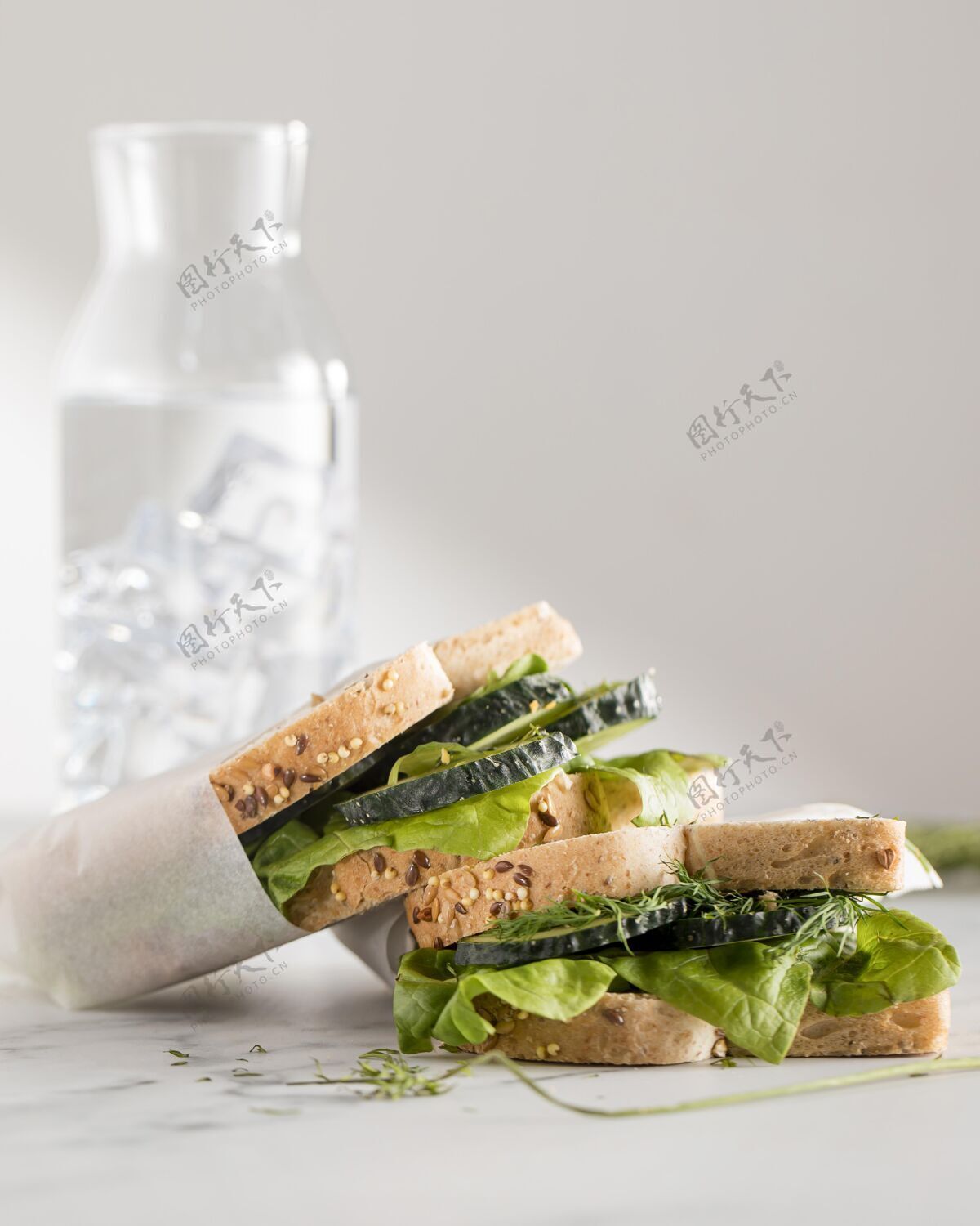 垂直绿色黄瓜三明治的正面图美味黄瓜食物