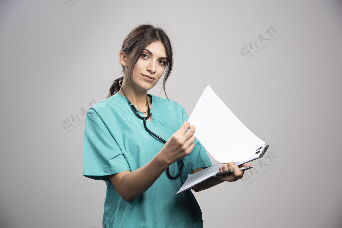 医疗女医生摆听诊器和剪贴板女性健康个人
