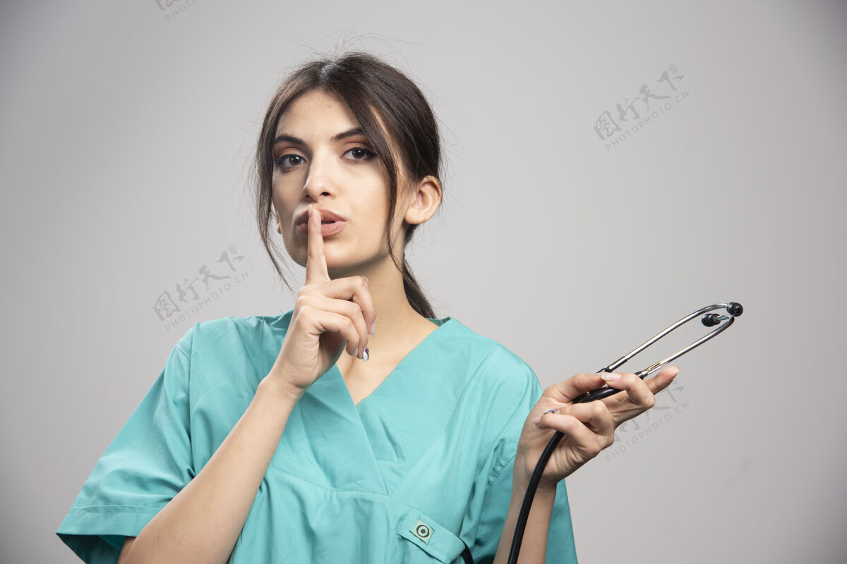 听诊器戴着听诊器的女医生的画像个人医疗疾病