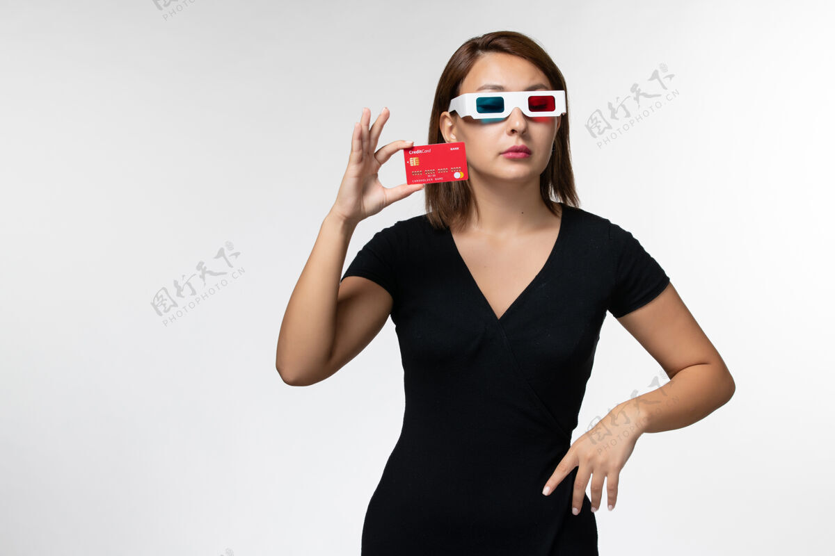 银行正面图：手持银行卡的年轻女性戴着一副白色的太阳镜前面面部电影