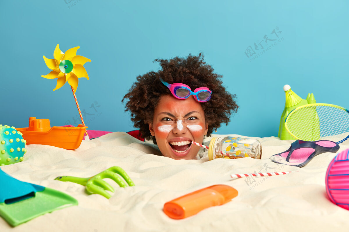 阳光年轻女子头上涂着防晒霜 脸上围着沙滩饰品热带乐观阳光