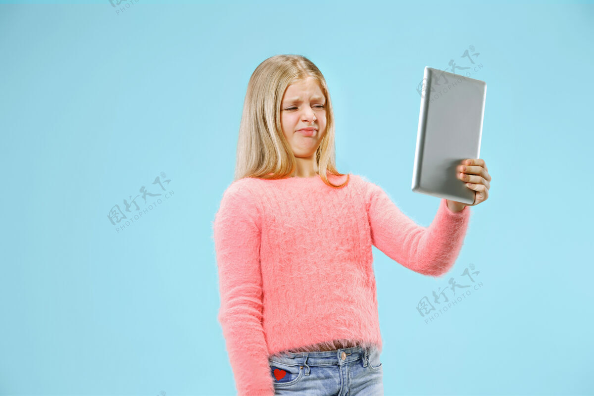 一带笔记本电脑的少女喜欢电脑概念迷人的女性半身正面肖像微笑使用面部