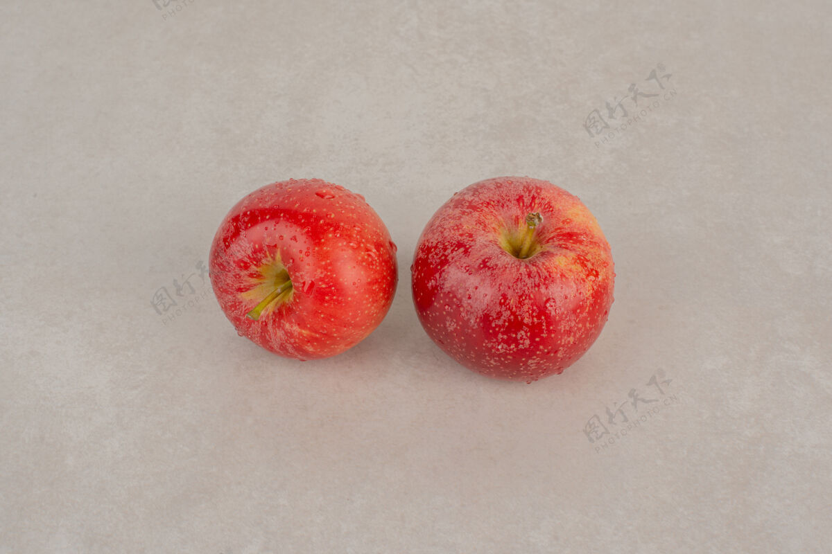 二米色桌子上有两个苹果生动食物水果