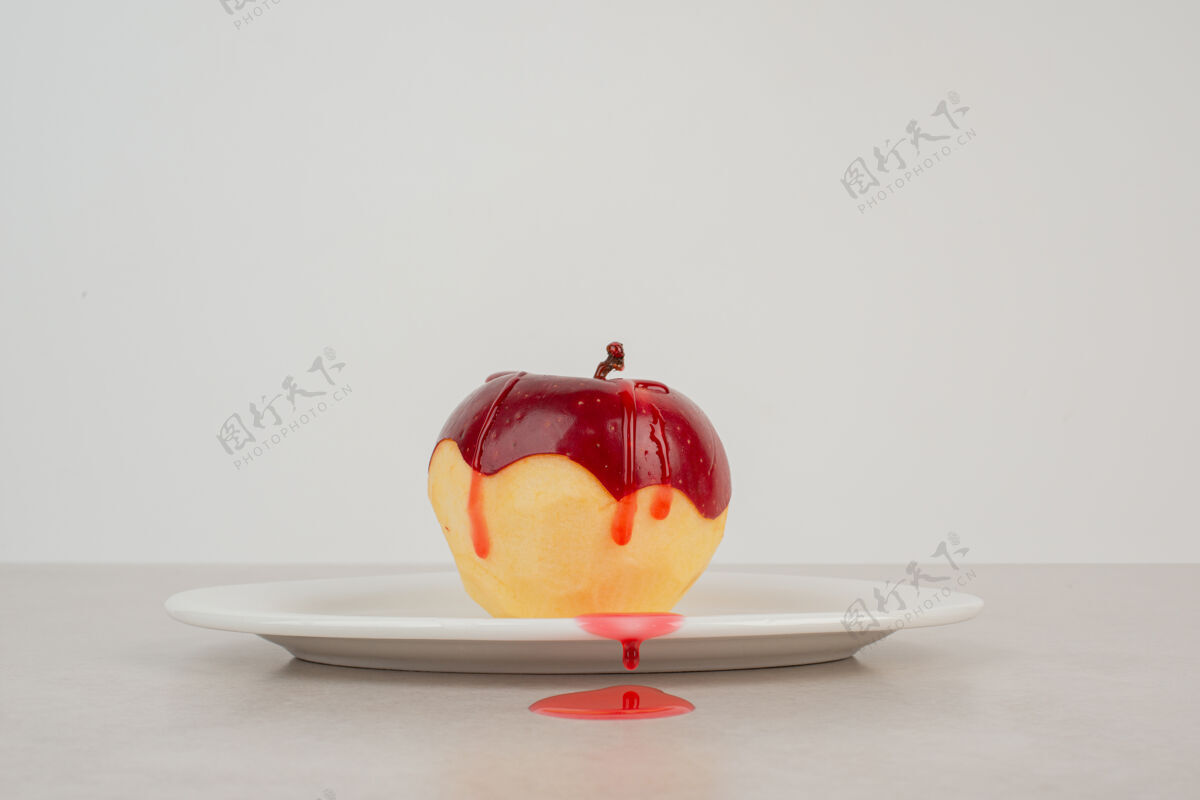 水果把红苹果削皮放在白盘子上美味果皮盘子