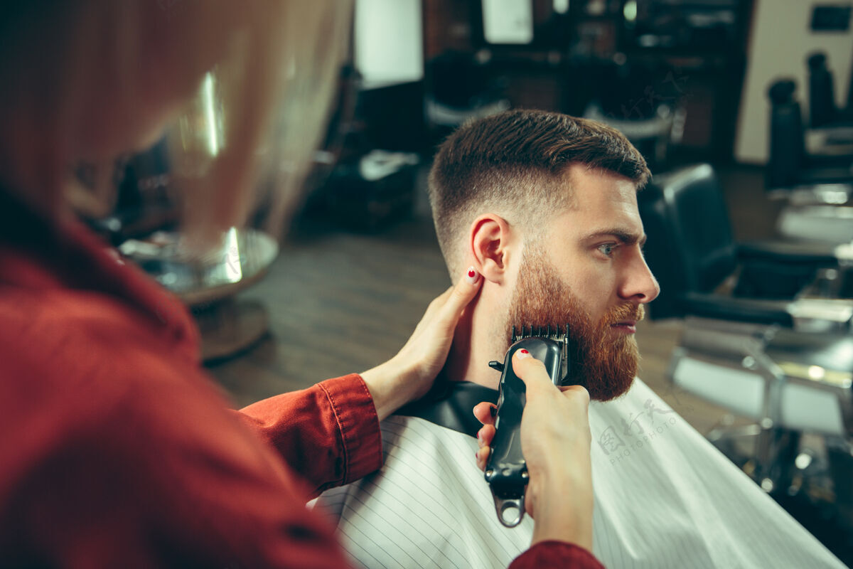 性别客户在理发店剃须配件理发师奢侈品