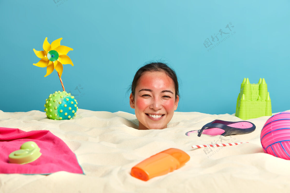 民族年轻女子头上涂着防晒霜 脸上围着沙滩饰品头外观紫外线