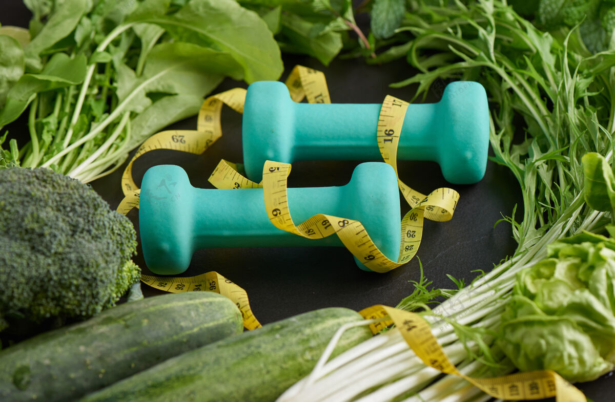 哑铃锻炼和健身节食健康食品清洁饮食选择与水果 蔬菜 哑铃选择健康食品的概念新鲜有机健康