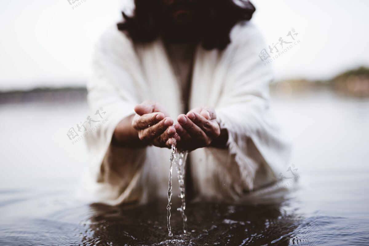 历史圣经场景-耶稣基督用手喝水耶稣喷泉基督