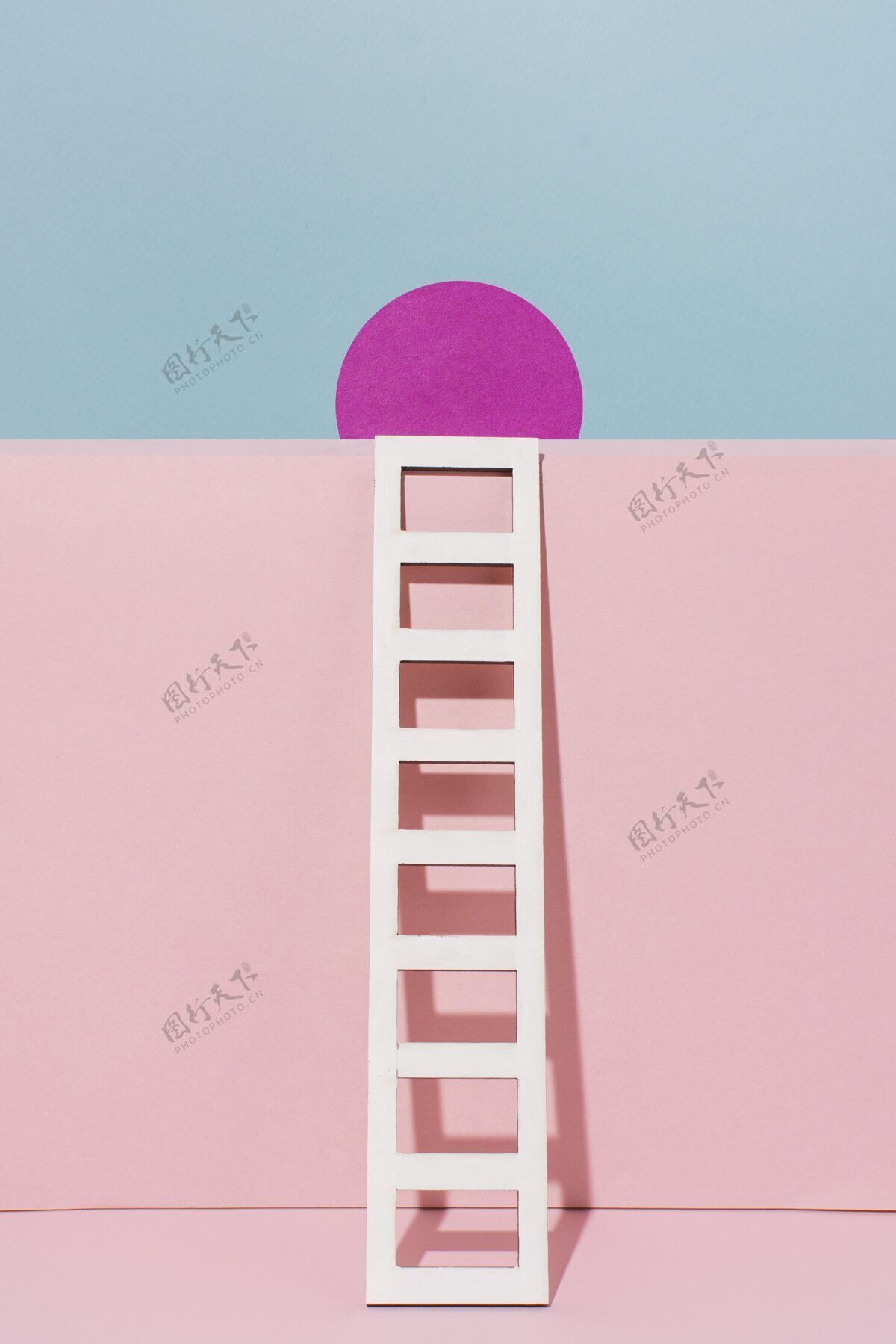 极简主义带粉红色圆圈的白色梯子攀登圈分类