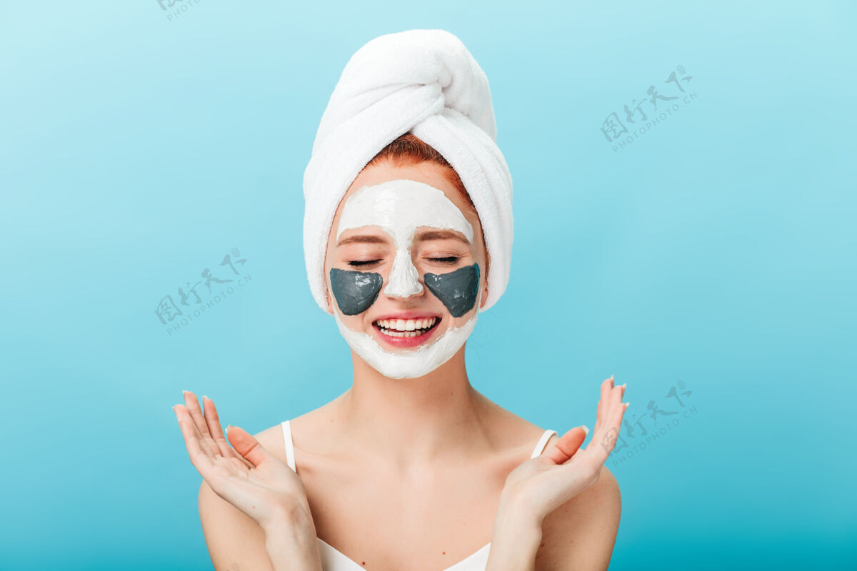 健康闭着眼睛做水疗的女人的正视图蓝色背景上戴着面具的迷人女孩的摄影棚照片美容治疗治疗
