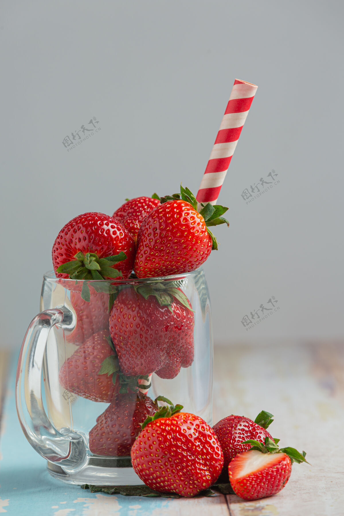 红色新鲜草莓放在木桌上的玻璃杯里美味晚餐黑暗