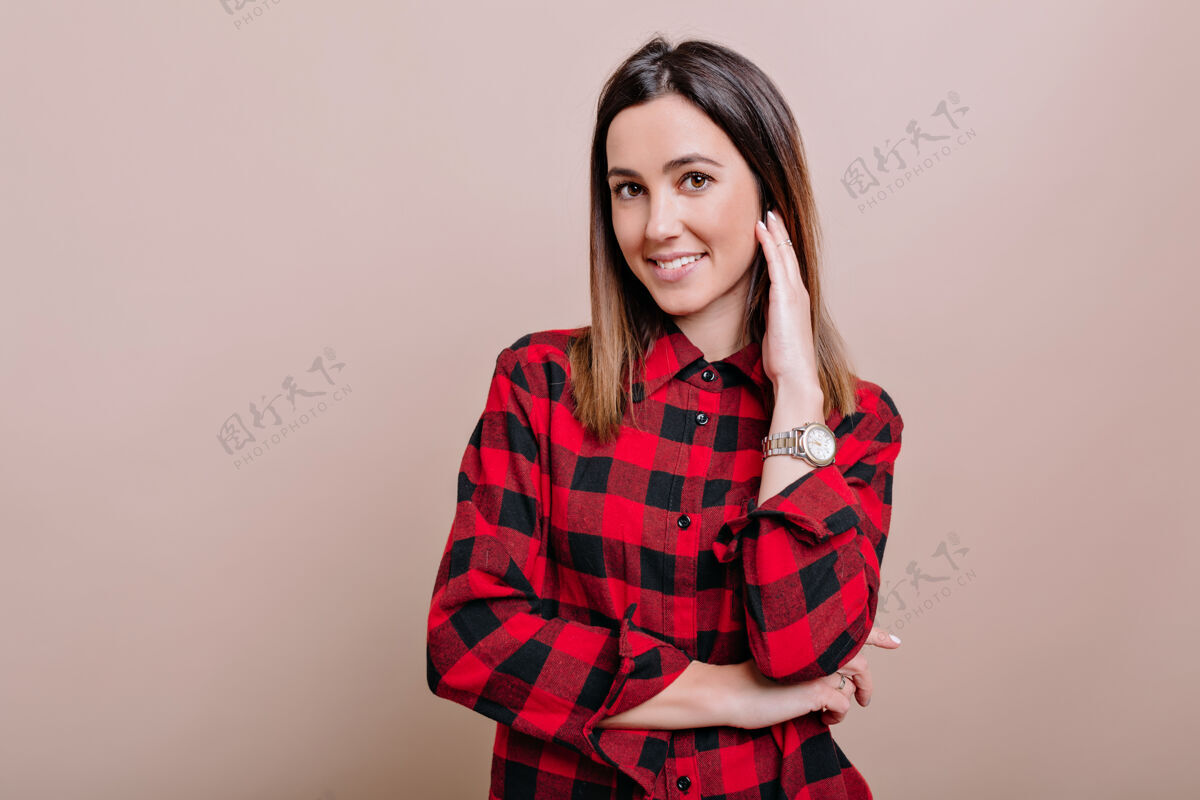 女人特写写真的年轻可爱的女人穿着格子衬衫微笑着 手靠近脸 真实的情感 隔离墙朋友丰满年轻
