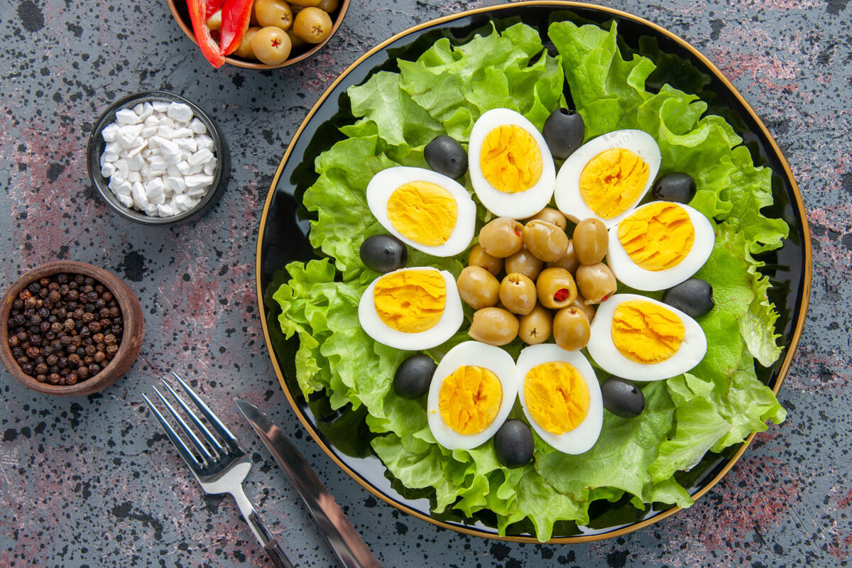 晚餐俯视图鸡蛋沙拉由绿色沙拉和橄榄组成 背景色浅饮食开胃菜茶