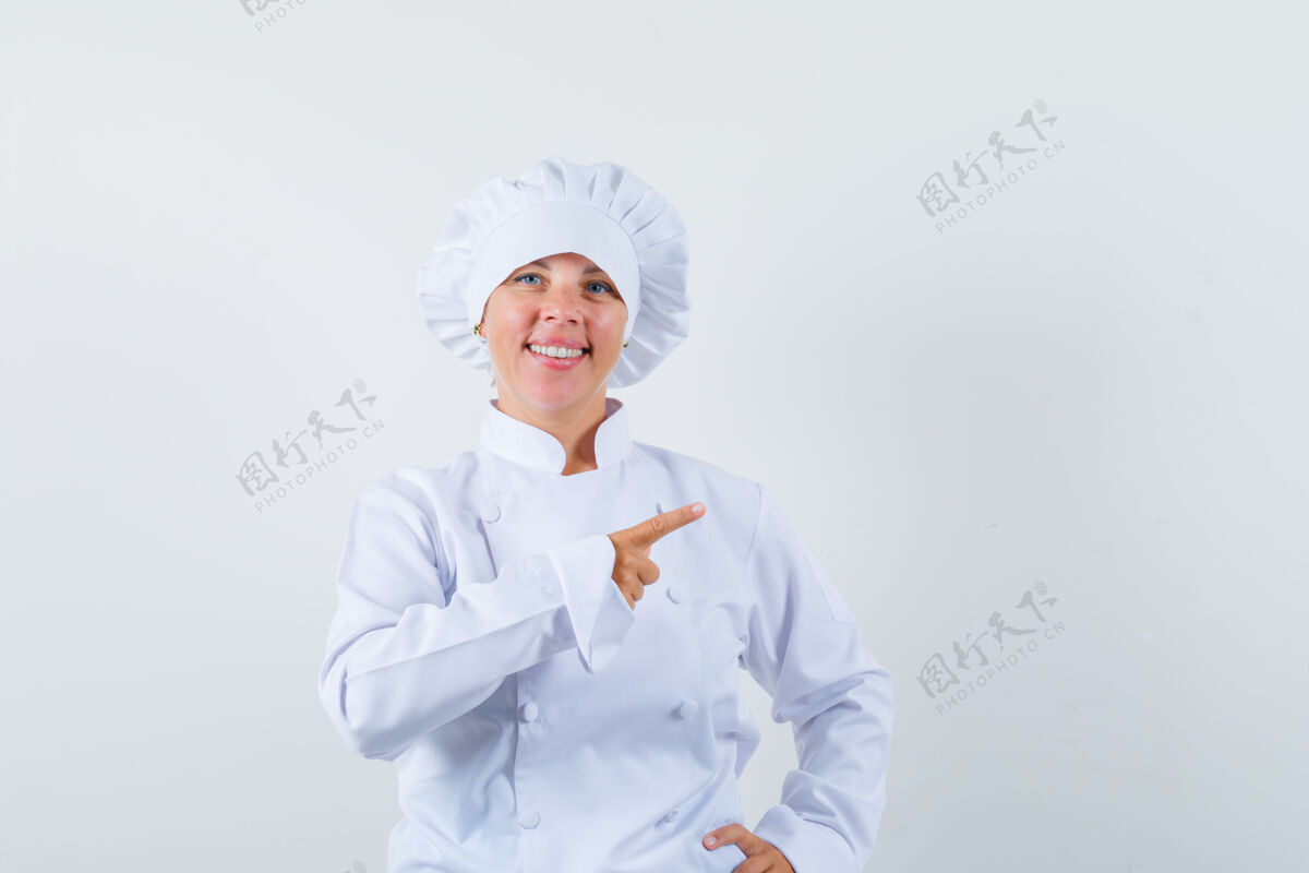 欢呼一位身穿白色制服的女厨师指着右上角 看上去很高兴乐趣时尚欢快