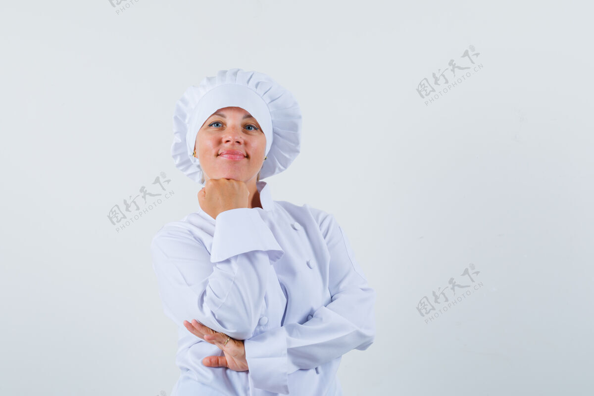制服一位身穿白色制服的女厨师用拳头托着下巴 看上去很懂事脸眼睛欢呼